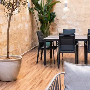  Apartment Valletta Waterfront Backyard Flat By Arcobnb